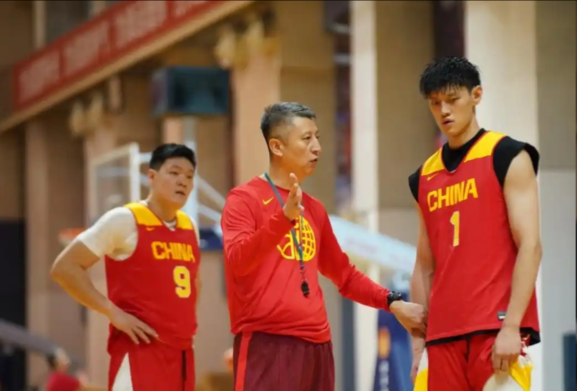 徐杰健康时不选，伤了又征召，球迷怒批郭士强：就不能召郭昊文？